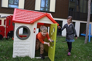 Junge und Mädchen mit buntem Spielhaus in der Kindertagesklinik rostock