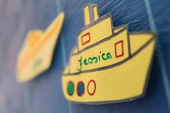 gelbes Papierschiff Jessica in der Kinder- und Jugendpsychiatrie Rostock in Gehlsdorf mit Kinderpsychotherapie